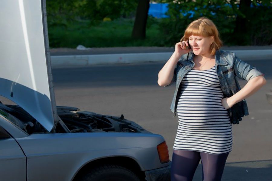 Девушка у сломанного автомобиля